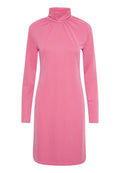Rosa Langarmkleid mit hohem Kragen, ausgestattet mit Raffungen am Kragen und aus glattem, weichem Stoff. Schlichtes Design, knielanger Schnitt.