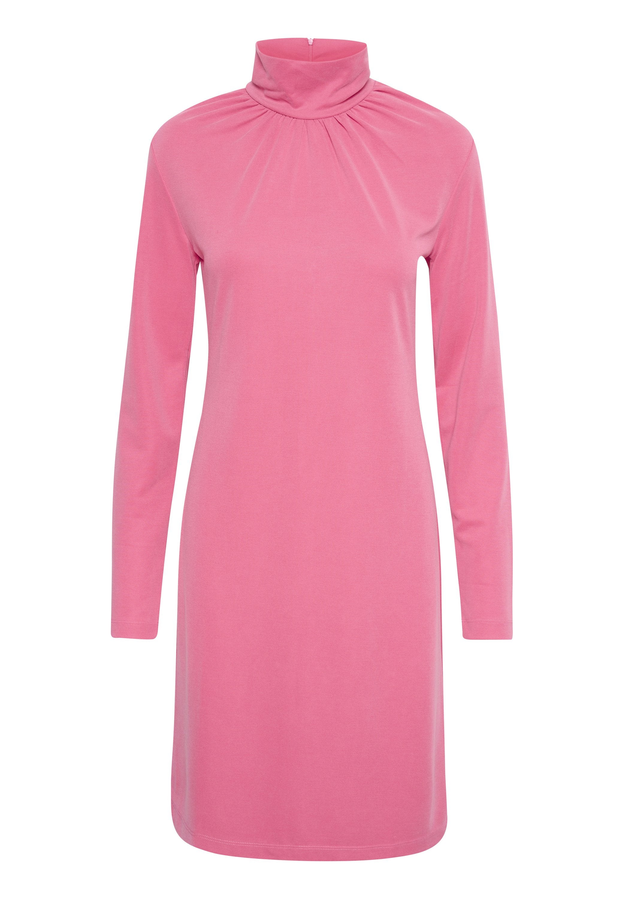 Rosa Langarmkleid mit hohem Kragen, ausgestattet mit Raffungen am Kragen und aus glattem, weichem Stoff. Schlichtes Design, knielanger Schnitt.