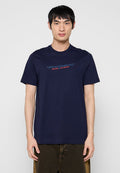 Marineblaues Baumwoll-T-Shirt mit kurzen Ärmeln, vorne mit einem Logo in Rot und Blau. Gerader Saum, Rundhalsausschnitt, lockere Passform.