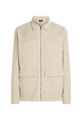 Beige Kordjacke mit durchgehendem Reißverschluss, zwei großen aufgesetzten Taschen und einem Kragen. Strukturiertes Material und ein schlichtes Design.