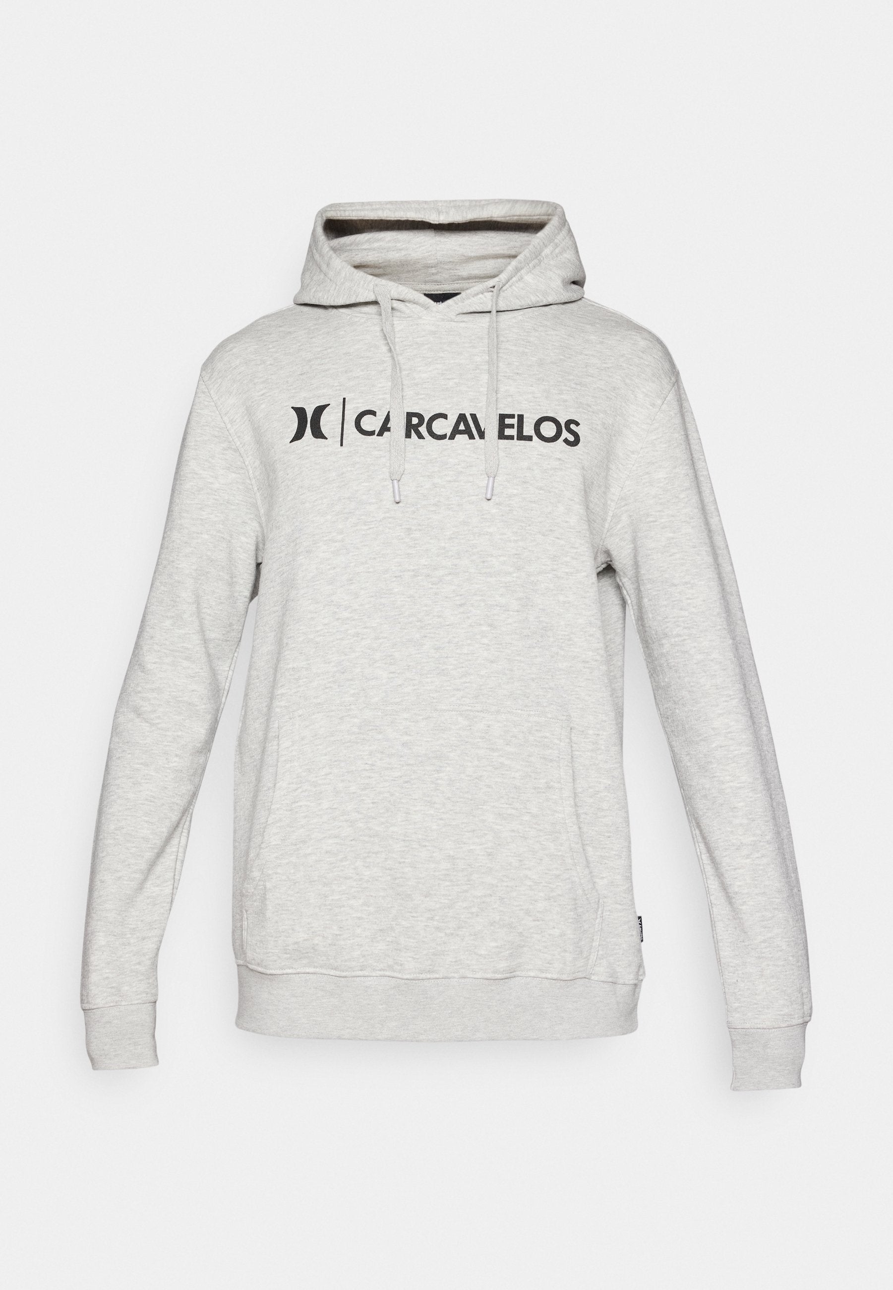 Graue Kapuzenjacke mit einer vorderen Tasche, Kordeln und einem bedruckten Logo mit der Aufschrift "CARCAVELOS". Aus weichem, strukturiertem Material gefertigt.