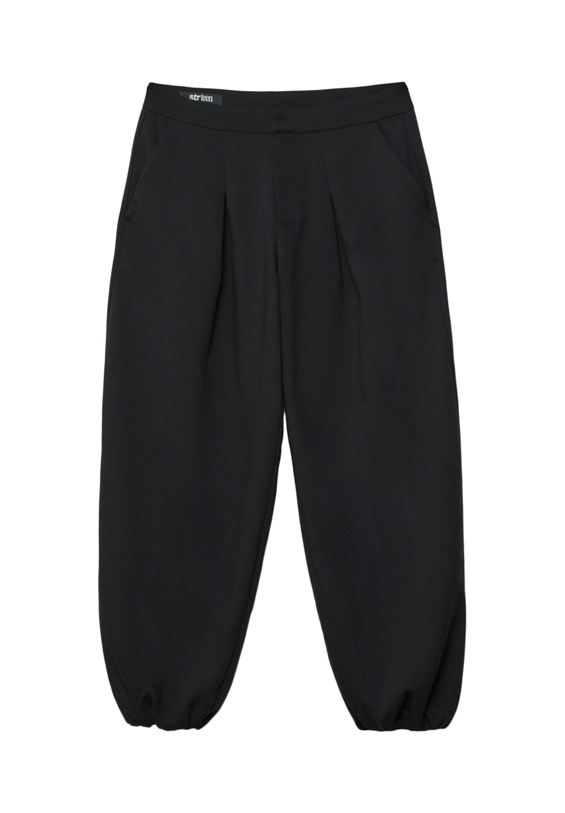 Schwarze Hose mit glatter Textur, die an der Vorderseite Falten, seitliche Taschen und ein tailliertes, elastisches Bein-Design aufweist.