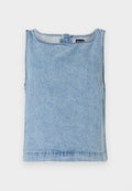 Hellblaues, ärmelloses Denim-Oberteil mit rundem Ausschnitt, geradem Schnitt und sichtbarer Naht. Minimalistisches Design ohne zusätzliche Muster.