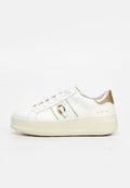 Weißer Ledersneaker mit beiger Sohle, goldenem Fersenlaschen und einem metallischen Ringdetail an der Seite, von der Außenseite gezeigt.