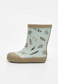 Hellblauer Kinder-Gummistiefel mit brauner Sohle und Einfassung, verziert mit Illustrationen von Schildkröten und Surfbrettern.