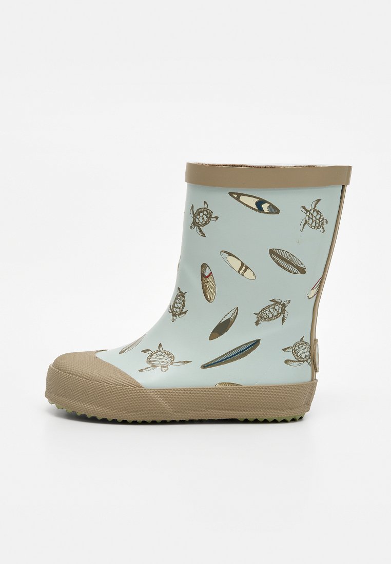 Hellblauer Kinder-Gummistiefel mit brauner Sohle und Einfassung, verziert mit Illustrationen von Schildkröten und Surfbrettern.