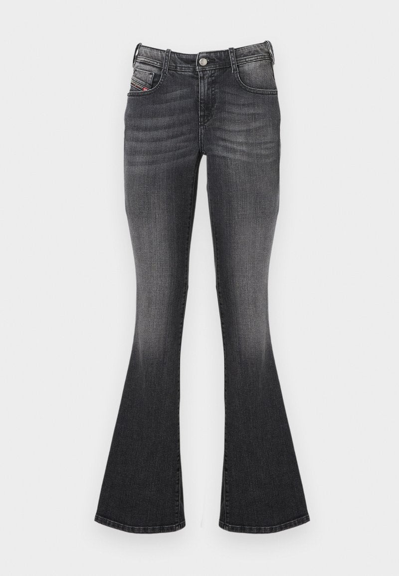 Dunkelgraue Jeans mit ausgestelltem Bein, verblassten Details, vorderem Knopf, Gürtelschlaufen und Fünf-Taschen-Stil.