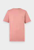 Schlichtes, gedämpftes rosa T-Shirt mit kurzen Ärmeln und kleinem gelbem, kursivem "Les Deux"-Logo auf der oberen linken Brust vor weißem Hintergrund.