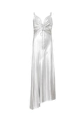 Silbernes Satin-Kleid mit tiefem Ausschnitt, gerafftem Frontdetail, verstellbaren Trägern und asymmetrischem Saum. Glatte Textur.