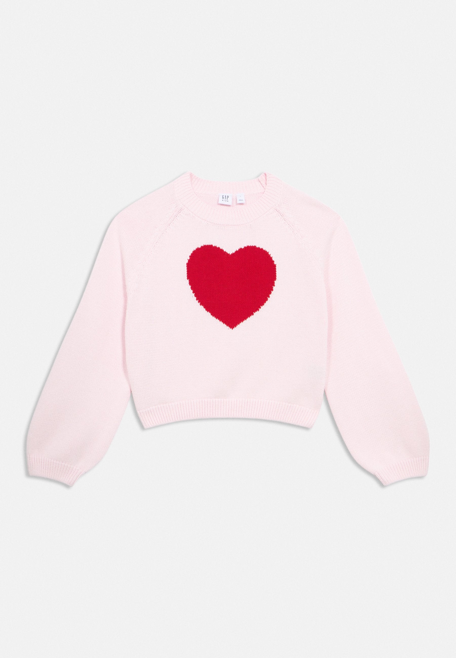 Hellrosa langärmeliger Strickpullover mit einem großen roten Herz in der Mitte auf der Vorderseite, mit Rundhalsausschnitt sowie gerippten Bündchen und Saum.