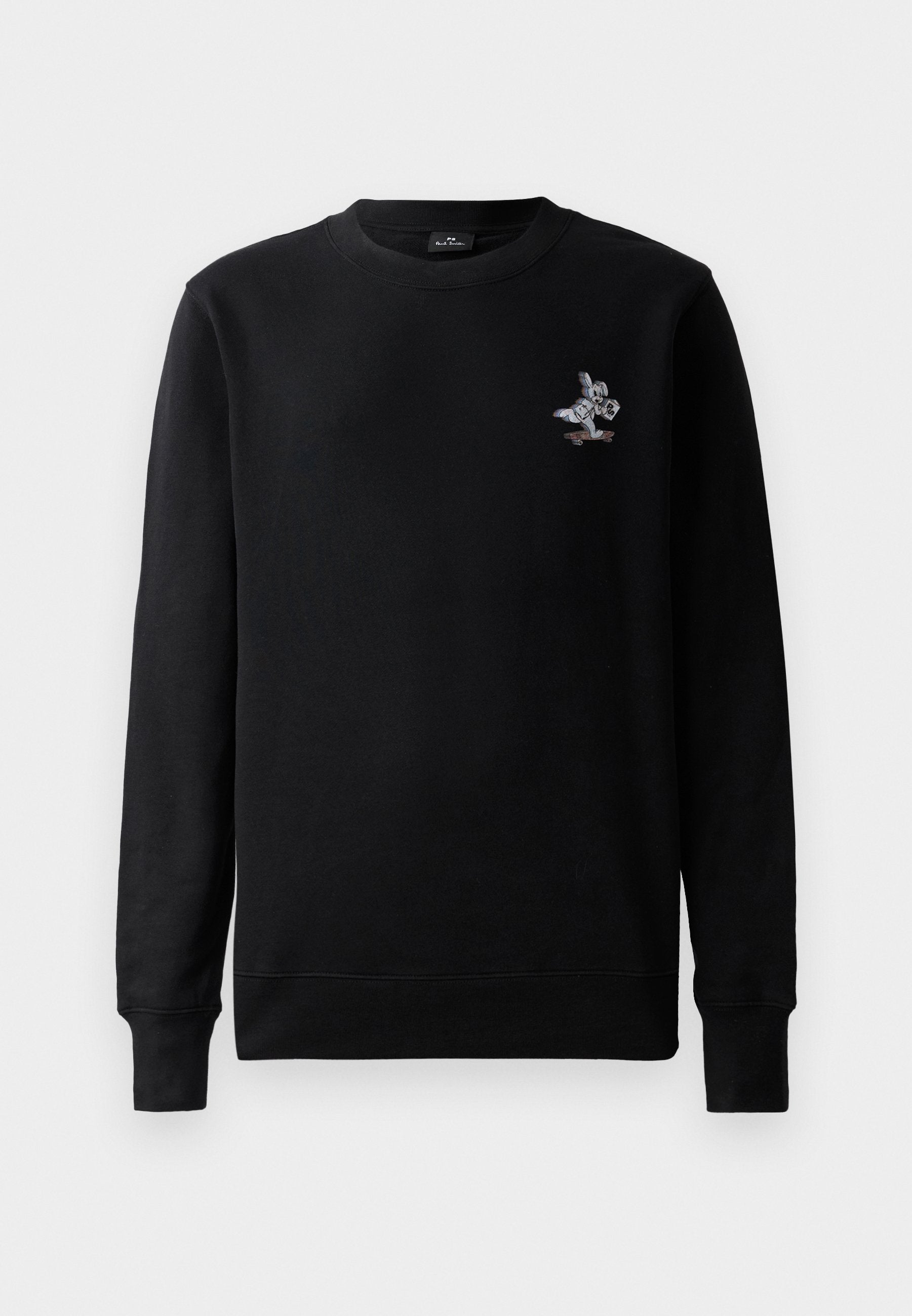 Schwarzer Sweatshirt mit Rundhalsausschnitt, langen Ärmeln und einem kleinen, bunten gestickten Motiv eines Kaninchens auf einem Skateboard. Weicher Stoff.