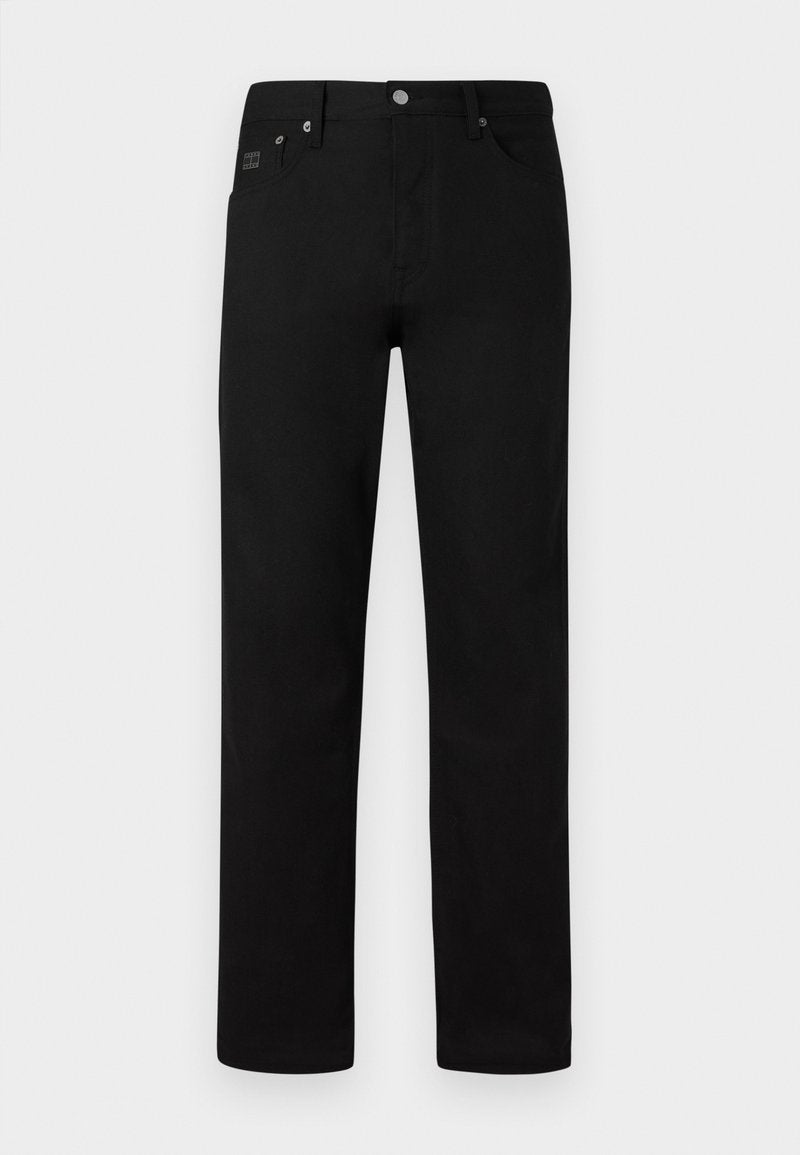 Schwarze Hose mit geradem Beinschnitt, aus glattem Stoff gefertigt, mit Knopfverschluss und dezenten Vorderaschen.