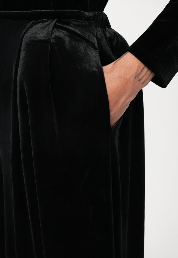 Norma Kamali PLEATED PANT
