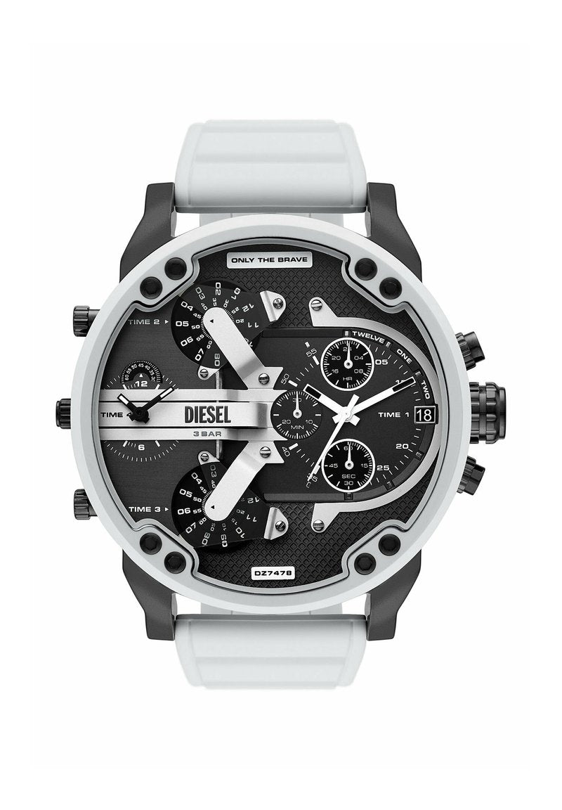 Runde Diesel-Armbanduhr mit schwarzem Multifunktionszifferblatt, weißen Stunden- und Minutenzeigern, weißem Armband und dem Schriftzug „Only The Brave“ oben.