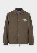 Olivgrüne Jacke zum Knöpfen mit Kragen, elastischen Bündchen, zwei Seitentaschen und weißem "HUGO"-Logo auf der Brust.