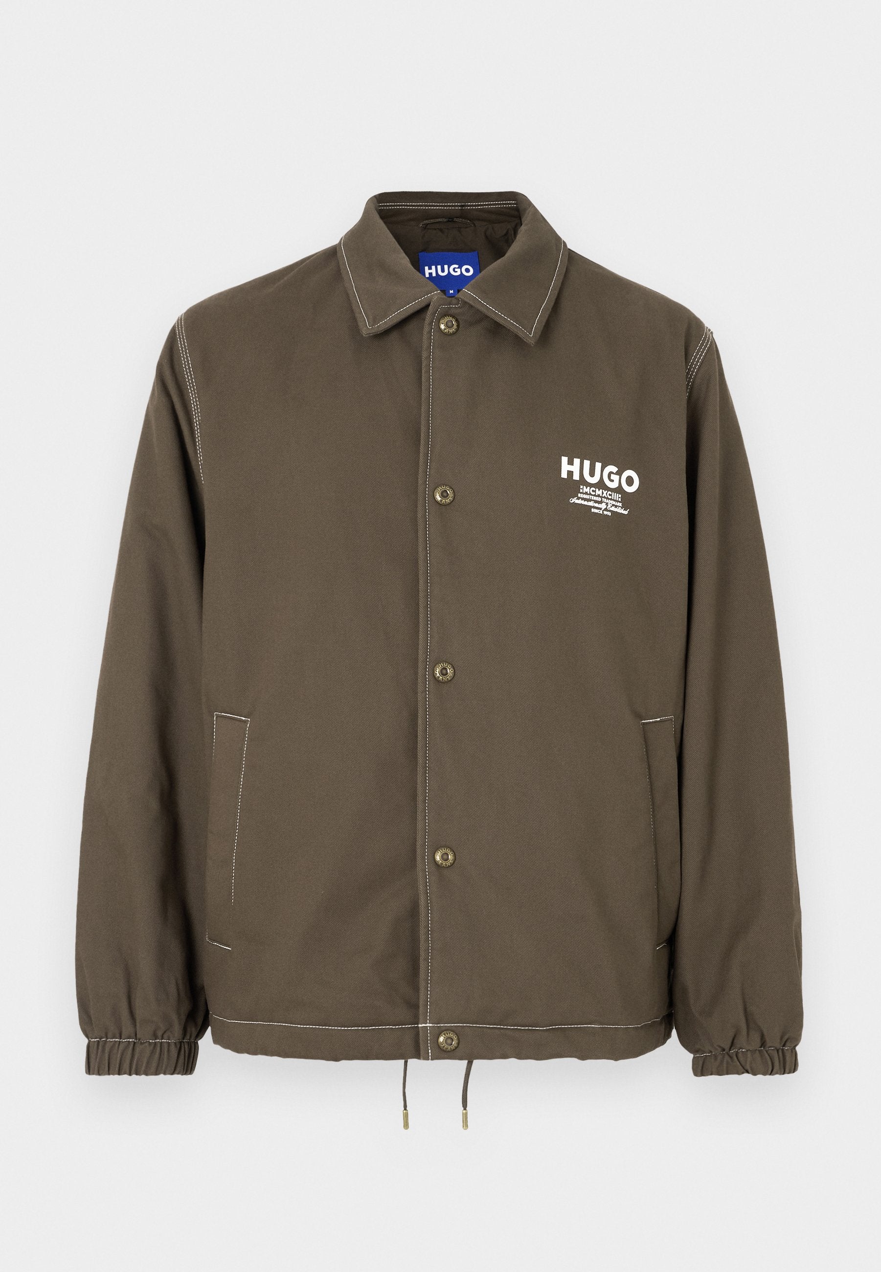 Olivgrüne Jacke zum Knöpfen mit Kragen, elastischen Bündchen, zwei Seitentaschen und weißem "HUGO"-Logo auf der Brust.