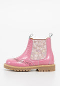 Rosa Lackleder-Ankelstiefel mit floralen Mesh-Seitenpaneelen, dekorativen Perforationen, Gummisohle und Zuglaschen für einfaches Anziehen.