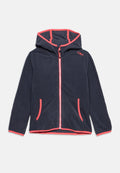 Marineblaue Fleecejacke mit Kapuze, Frontreißverschluss, zwei Taschen und Korallenrosa Besatz entlang der Kanten und des Reißverschlusses.