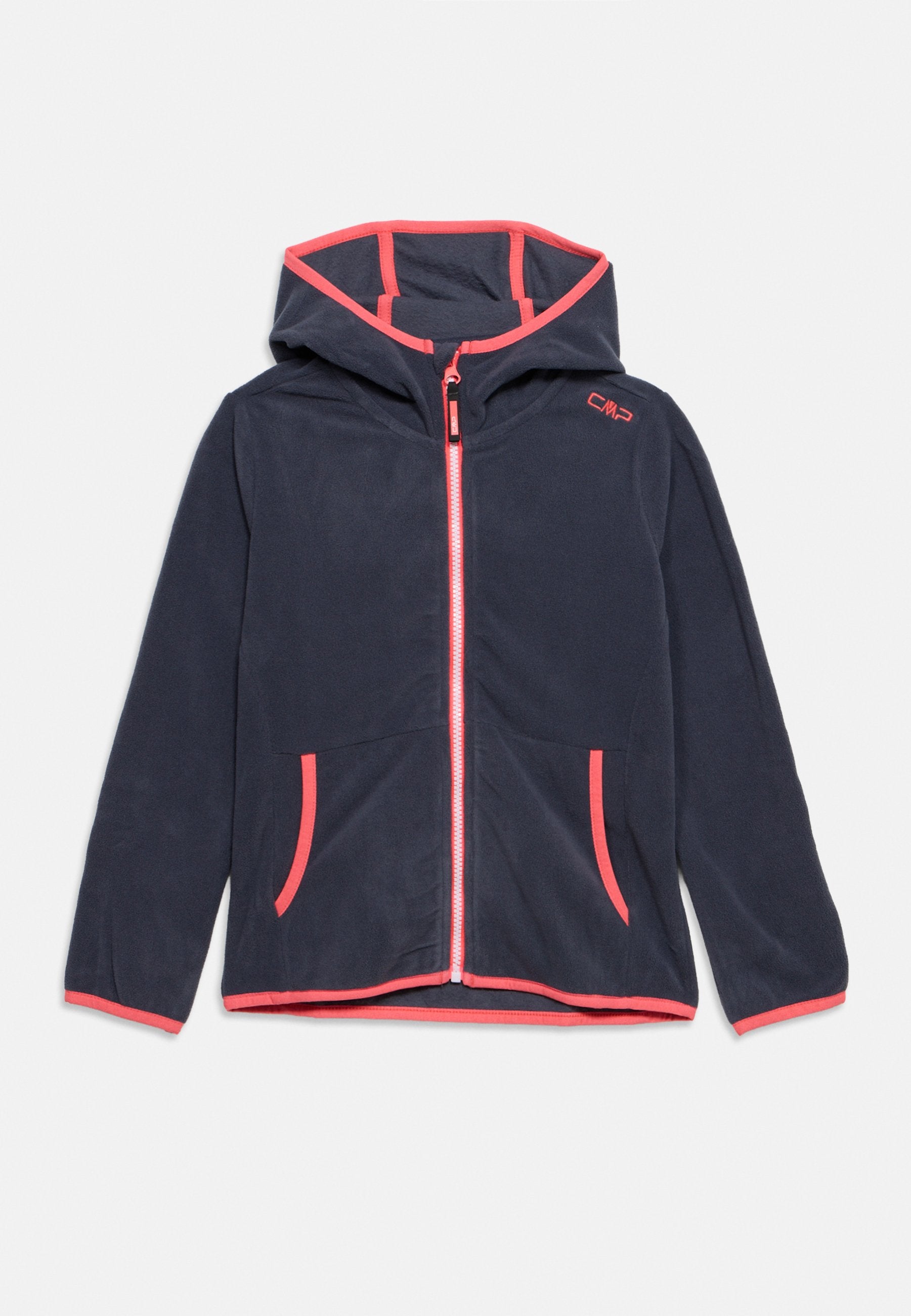Marineblaue Fleecejacke mit Kapuze, Frontreißverschluss, zwei Taschen und Korallenrosa Besatz entlang der Kanten und des Reißverschlusses.