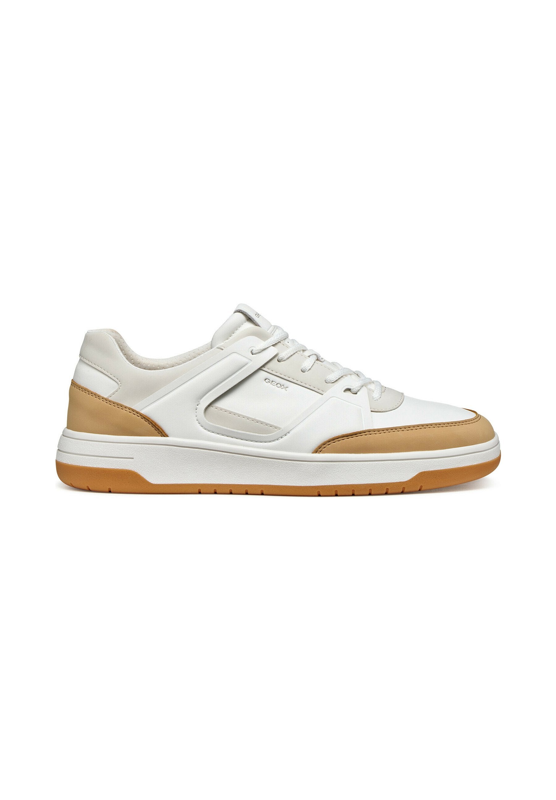 Weißer Low-Top-Sneaker mit beigen Akzenten, Schnürverschluss und Gummisohle, seitlich auf weißem Hintergrund gezeigt.
