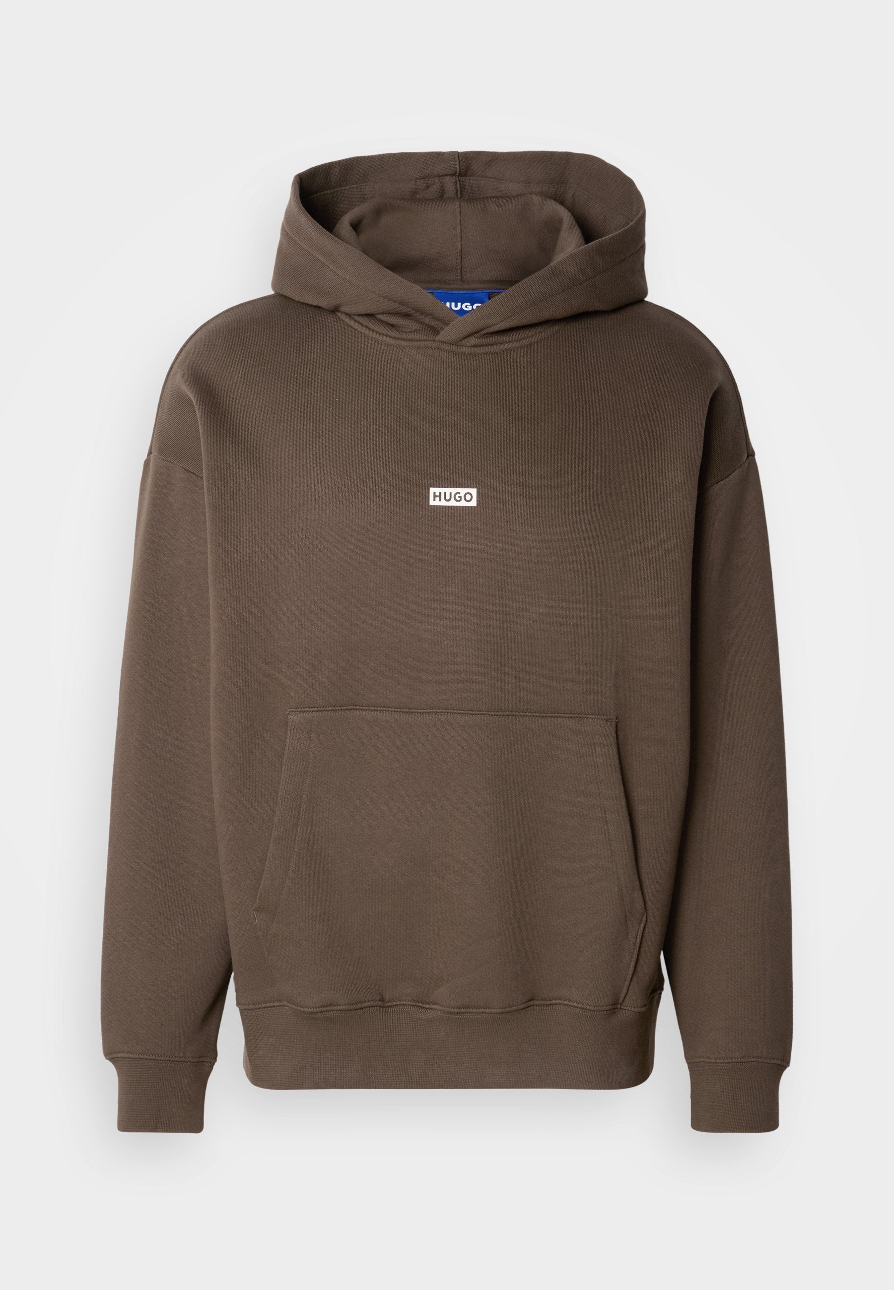 Brauner Kapuzenpullover aus strukturiertem Stoff, mit einer Kängurutasche und einem kleinen Logo-Patch auf der Brust. Gerippte Bündchen und Saum.