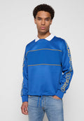 Blauer Pullover mit weißem Kragen, strukturierten horizontalen Streifen, gelben Akzenten an den Ärmeln und verstellbarem Kordelzug am Saum.
