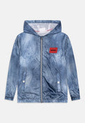Windbreaker im Denim-Stil mit einem blau-weißen Flammenmuster, ausgestattet mit einem vorderen Reißverschluss, Kapuze, seitlichen Taschen und einem roten Logo-Patch auf der Brust.