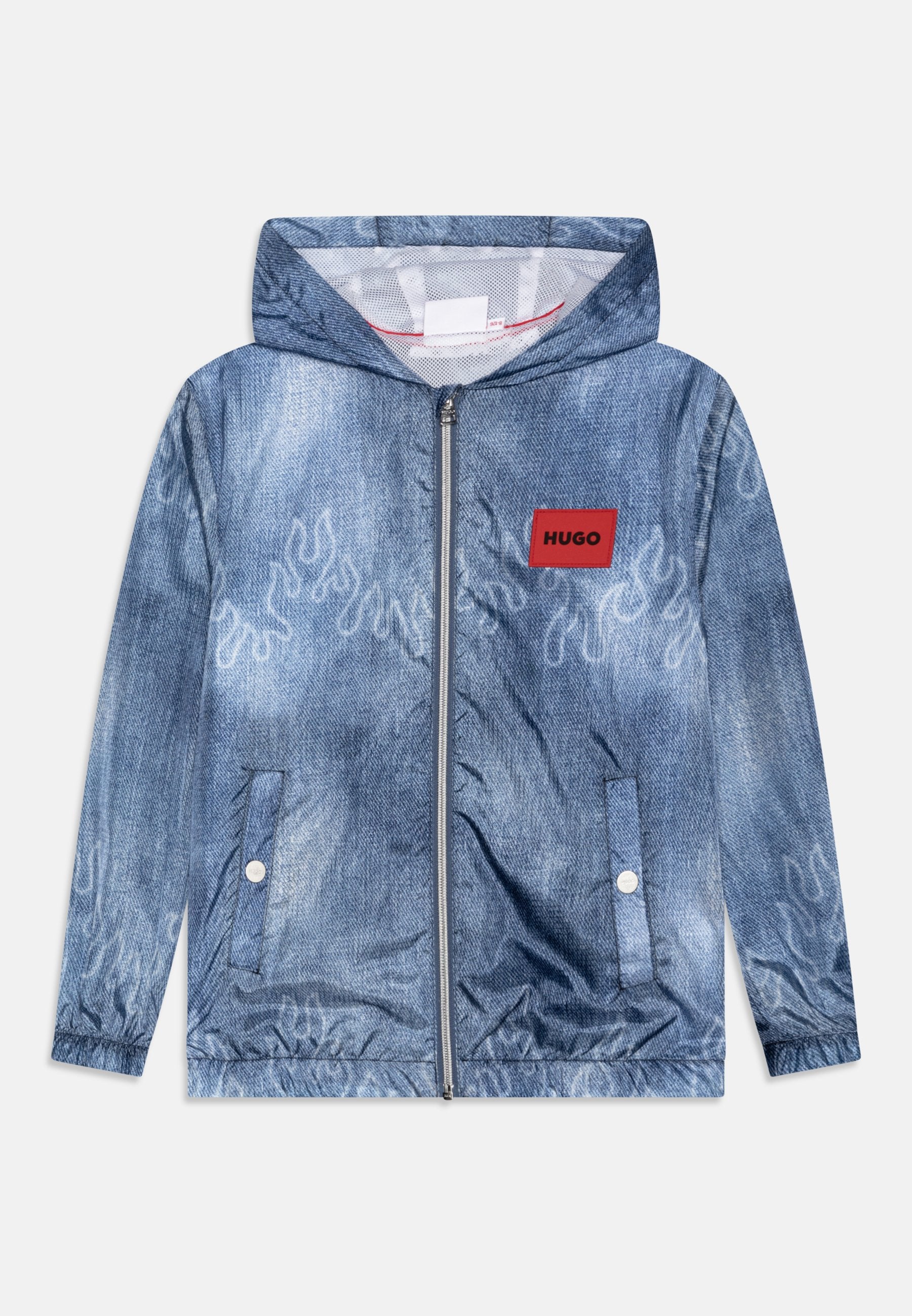 Windbreaker im Denim-Stil mit einem blau-weißen Flammenmuster, ausgestattet mit einem vorderen Reißverschluss, Kapuze, seitlichen Taschen und einem roten Logo-Patch auf der Brust.