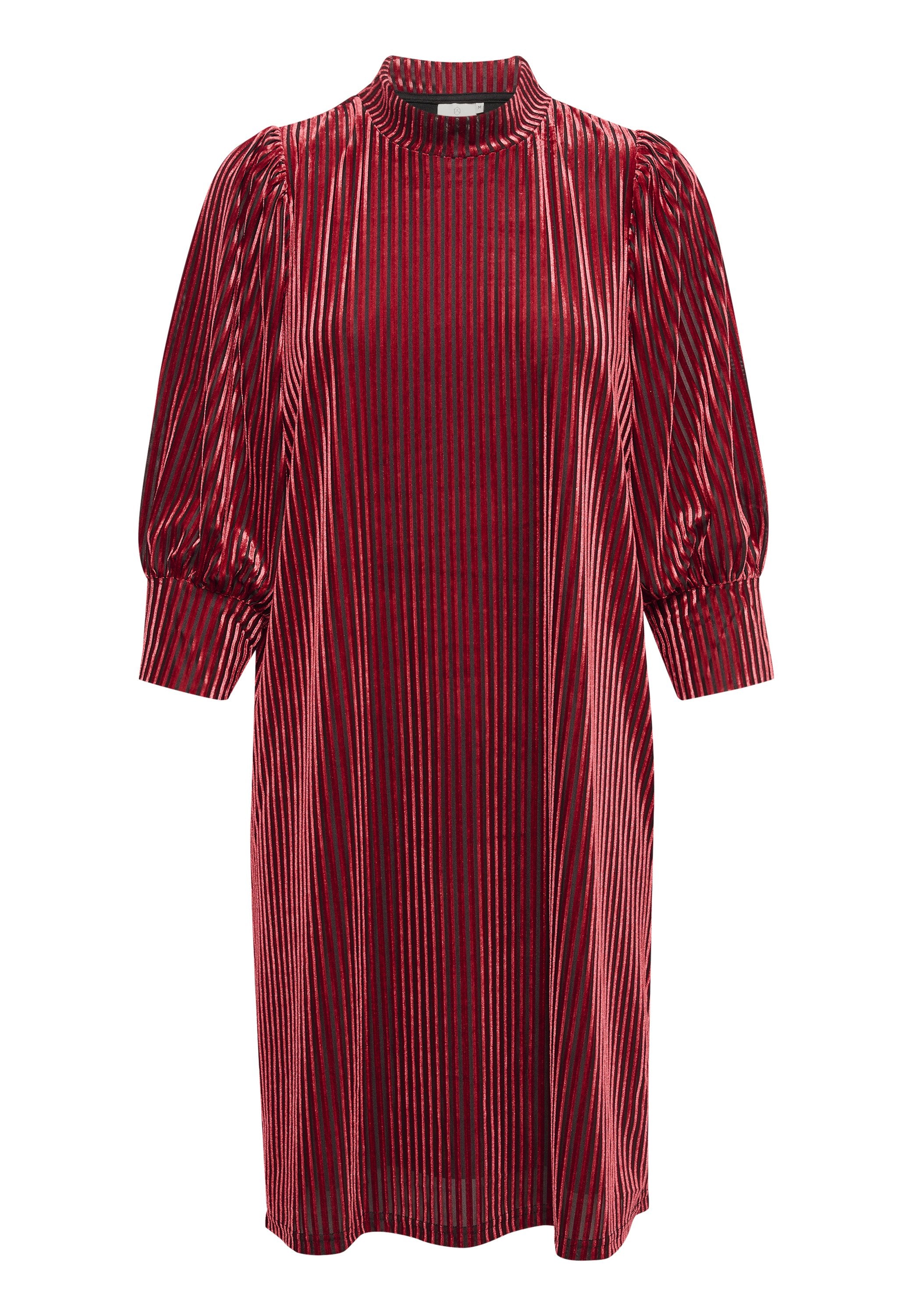 Rotes Samtkleid mit vertikalen Streifen, hohem Kragen und puffartigen langen Ärmeln mit schmalen Manschetten.