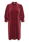 Rotes Samtkleid mit vertikalen Streifen, hohem Kragen und puffartigen langen Ärmeln mit schmalen Manschetten.