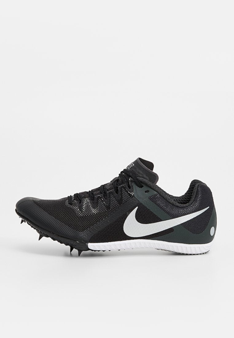 Schwarzer Sportschuh mit Mesh-Obermaterial, strukturiertem Design, weißen Akzenten und Stollen an der Sohle für besseren Halt. Mit auffälligem Logo.