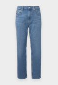 Hellblaue Jeans aus Denim mit geradem Schnitt, ausgestattet mit einem normalen Taillenbund, Fronttaschen und dezentem Verblassen entlang der Beine.