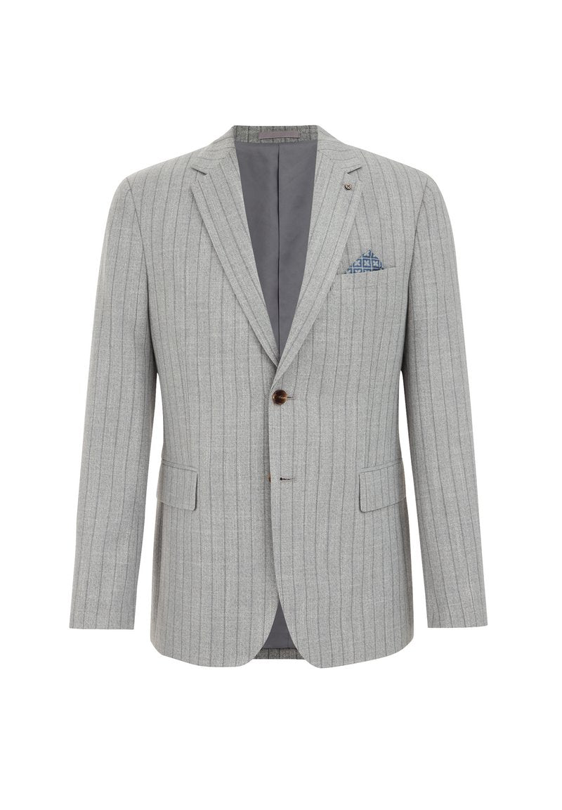 Hellgrauer Blazer mit Nadelstreifen, der über einen einzelnen Knopfverschluss, zwei Fronttaschen und ein blau gemustertes Taschentuch verfügt.