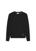 Schwarzer Strickpullover mit langen Ärmeln, Rundhalsausschnitt, gerippten Bündchen und Saum, mit einem kleinen weißen Logodetail auf der Vorderseite.