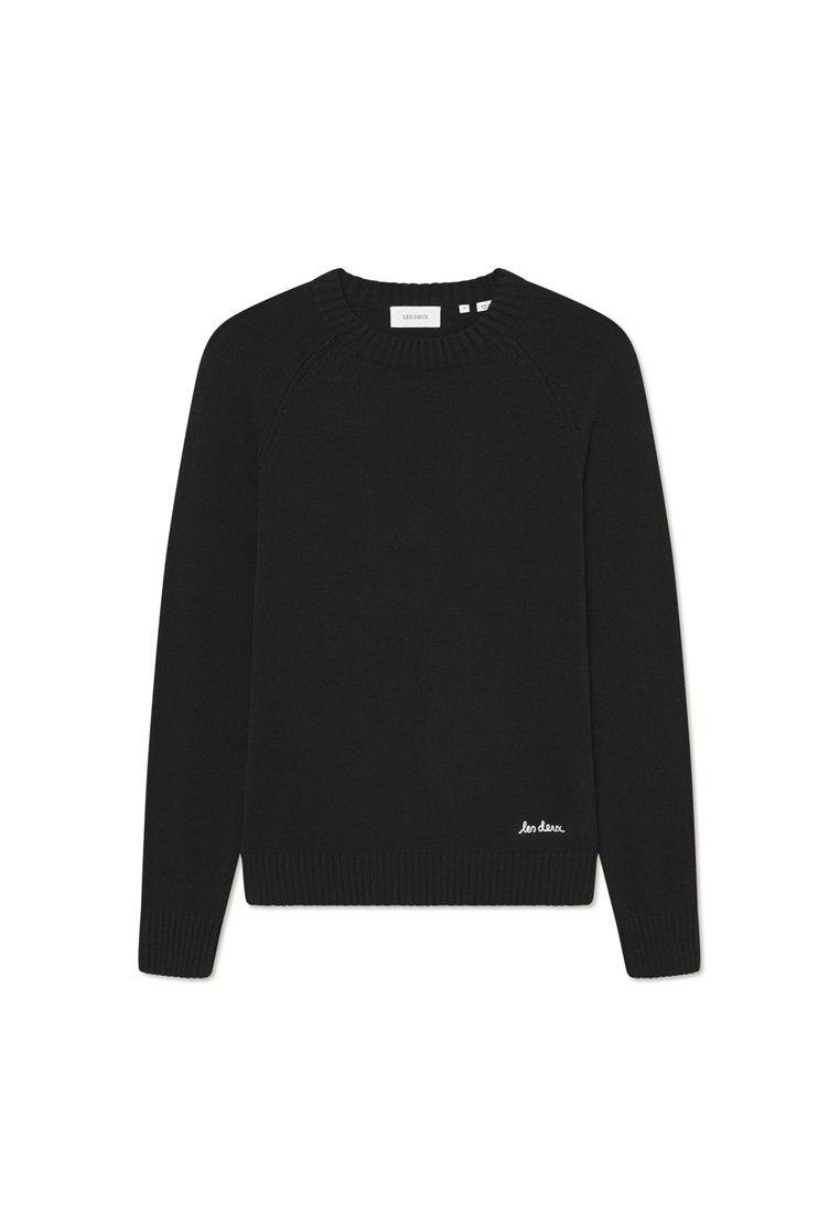 Schwarzer Strickpullover mit langen Ärmeln, Rundhalsausschnitt, gerippten Bündchen und Saum, mit einem kleinen weißen Logodetail auf der Vorderseite.