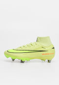 Gelb-grüner High-Top-Fußballschuh mit schwarzem Nike-Swoosh, orangefarbenem "AIR ZOOM"-Text, Metallstollen und Knöchelsockenkragen.
