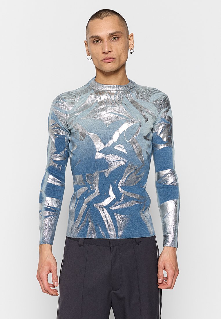 Blaues und silbernes Langarmoberteil mit strukturiertem Muster und tailliertem Design, mit glänzenden Metallic-Akzenten an Armen und Schultern.
