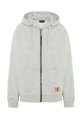 Hellgrauer Kapuzenpullover mit Reißverschluss vorne, Kapuze und zwei Seitentaschen. Verfügt über einen kleinen bunten Logo-Patch auf der unteren linken Seite.