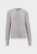 Hellgrauer Pullover mit strukturiertem Strickmuster, rundem Ausschnitt und langen Ärmeln. Detailliertes Strickmuster am Saum.