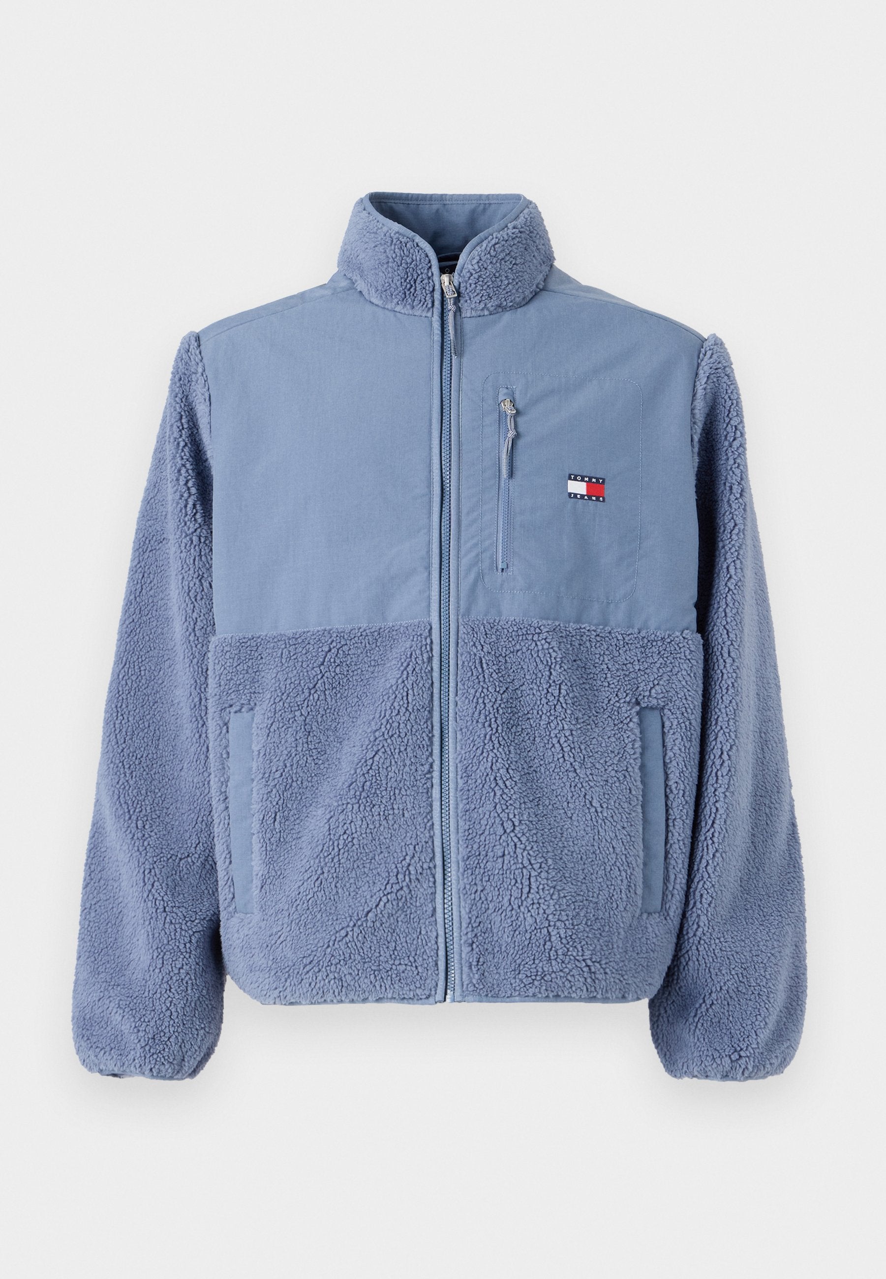 Fleecegefütterte Jacke in Hellblau, mit Reißverschluss vorne, hohem Kragen, Seitentaschen und Logo-Patch auf der oberen linken Brust.
