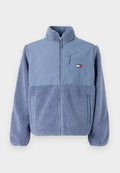 Fleecegefütterte Jacke in Hellblau, mit Reißverschluss vorne, hohem Kragen, Seitentaschen und Logo-Patch auf der oberen linken Brust.