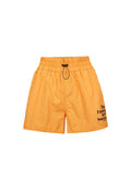 Orange kurze Schwimmshorts mit elastischem Bund und verstellbarem Kordelzug sowie schwarzem Textgrafik auf dem linken Bein. Leichtes Material.