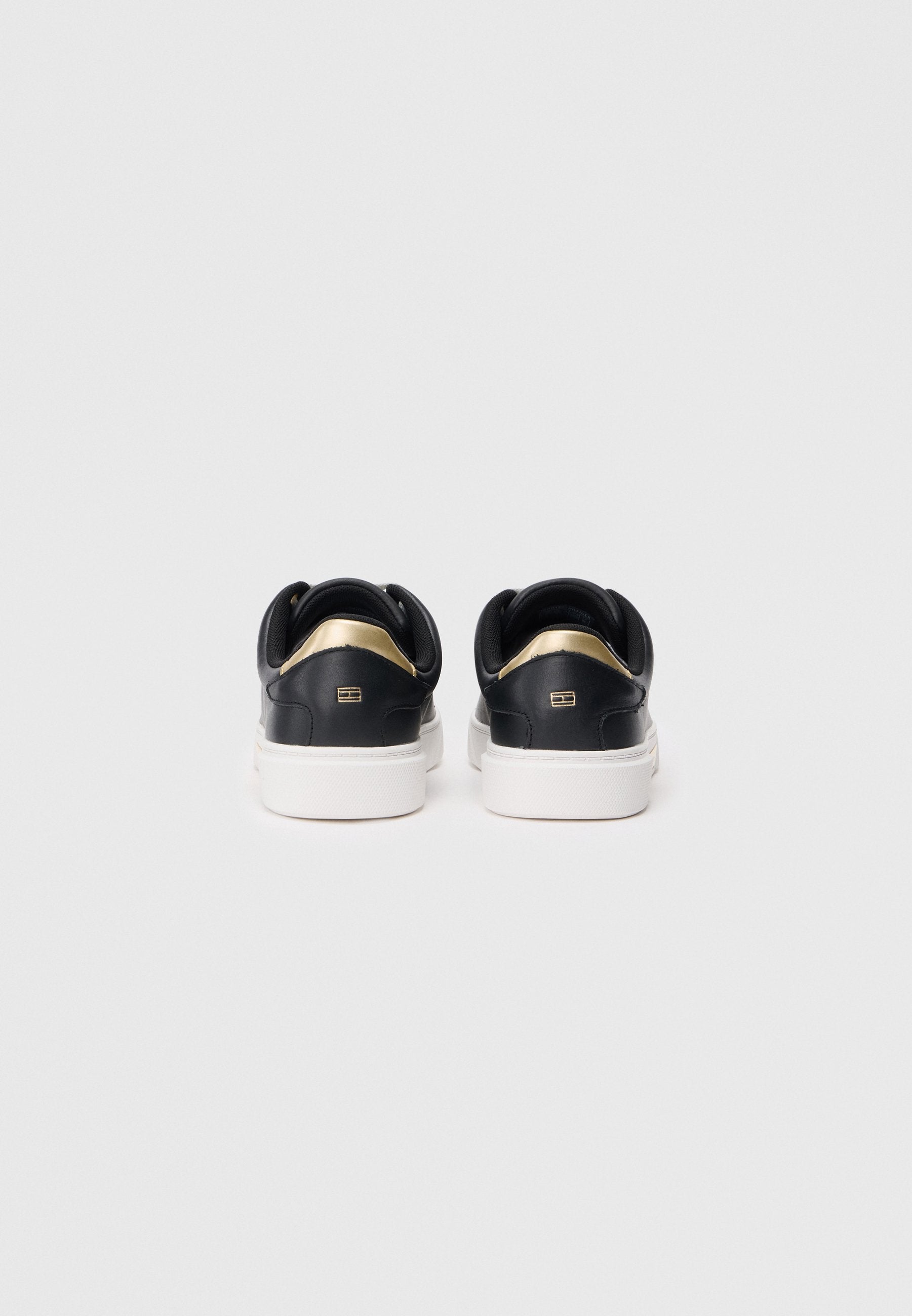 LEATHER LOGO PLAQUE COURT TRAINERS Media 3