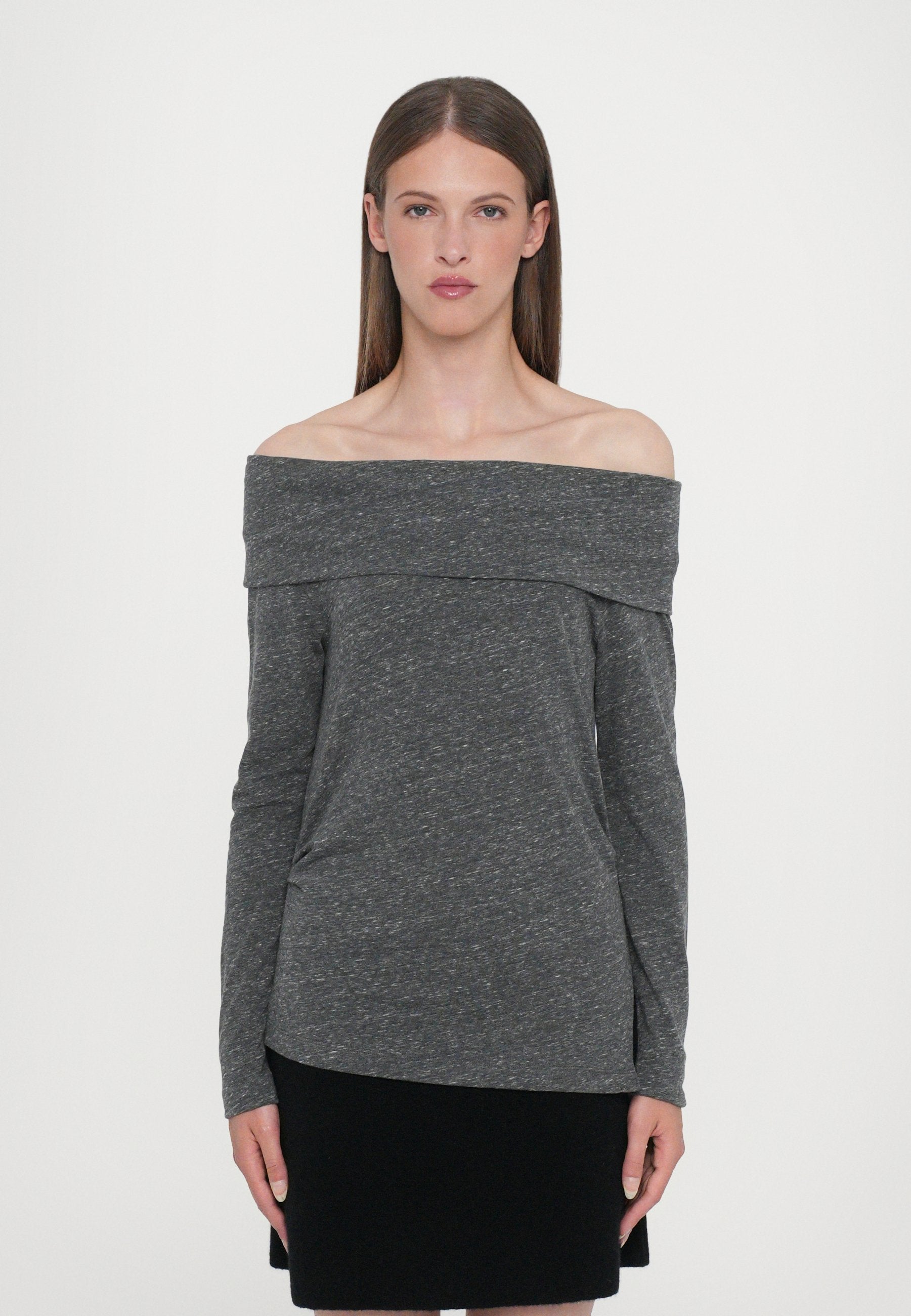 CLOSED ASYMMETRIC LONG SLEEVE