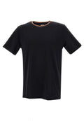 Schwarzes kurzärmliges T-Shirt aus weichem Stoff, mit einem runden Halsauschnitt und einem bunten gestreiften Akzent um den Kragen.