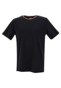Schwarzes kurzärmliges T-Shirt aus weichem Stoff, mit einem runden Halsauschnitt und einem bunten gestreiften Akzent um den Kragen.