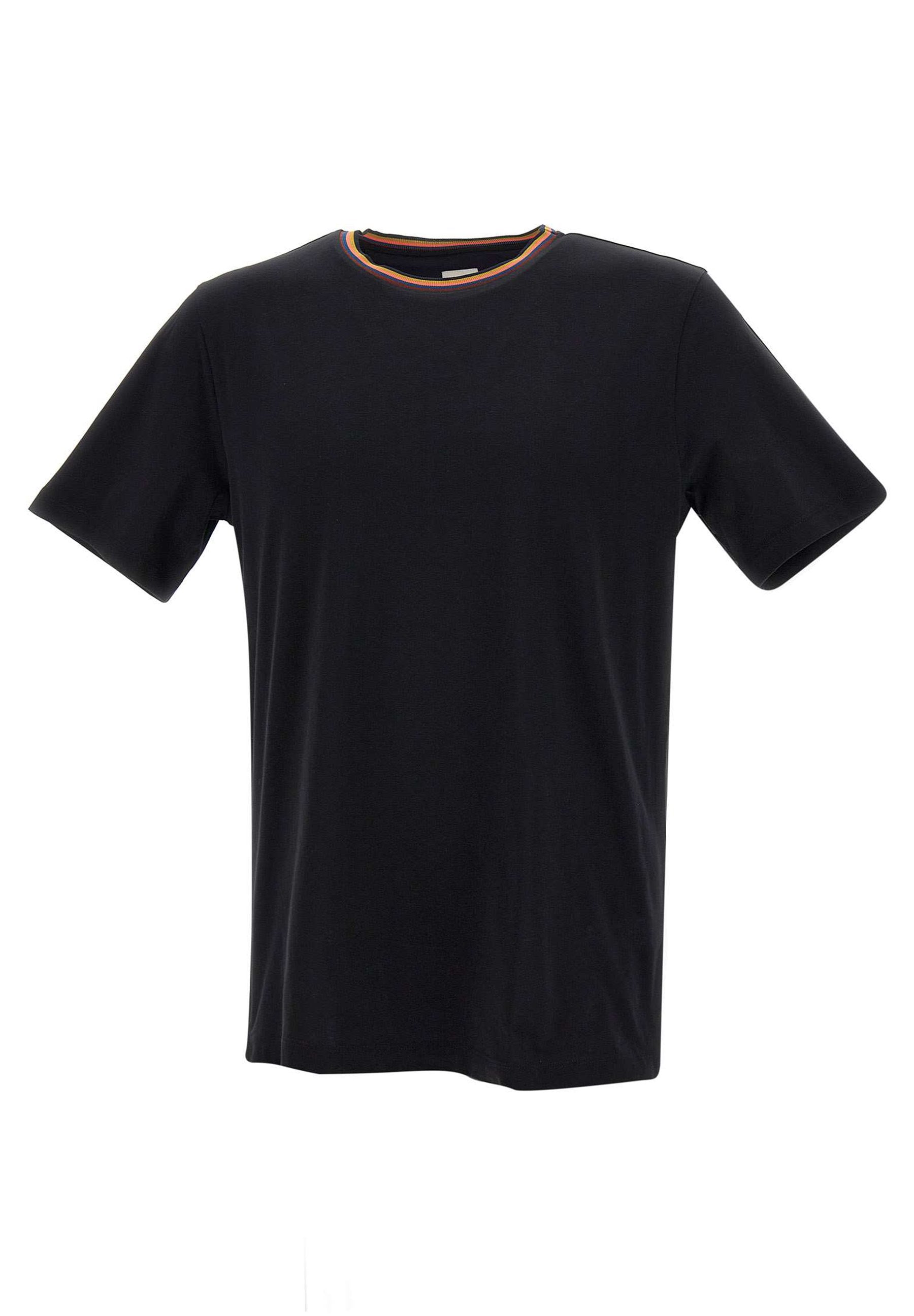 Schwarzes kurzärmliges T-Shirt aus weichem Stoff, mit einem runden Halsauschnitt und einem bunten gestreiften Akzent um den Kragen.