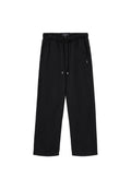 Schwarze Jogginghosen aus weichem Material, ausgestattet mit einem elastischen Bund mit Kordelzug, seitlichen Taschen und einem kleinen Logodetail.