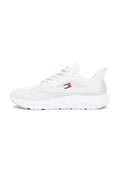 Weißer Sportschuh mit einem Mesh-Obermaterial, strukturierten Akzenten, rundem Zehenbereich, flachen Schnürsenkeln und einem Logoaufnäher in Rot, Weiß und Blau an der Seite.