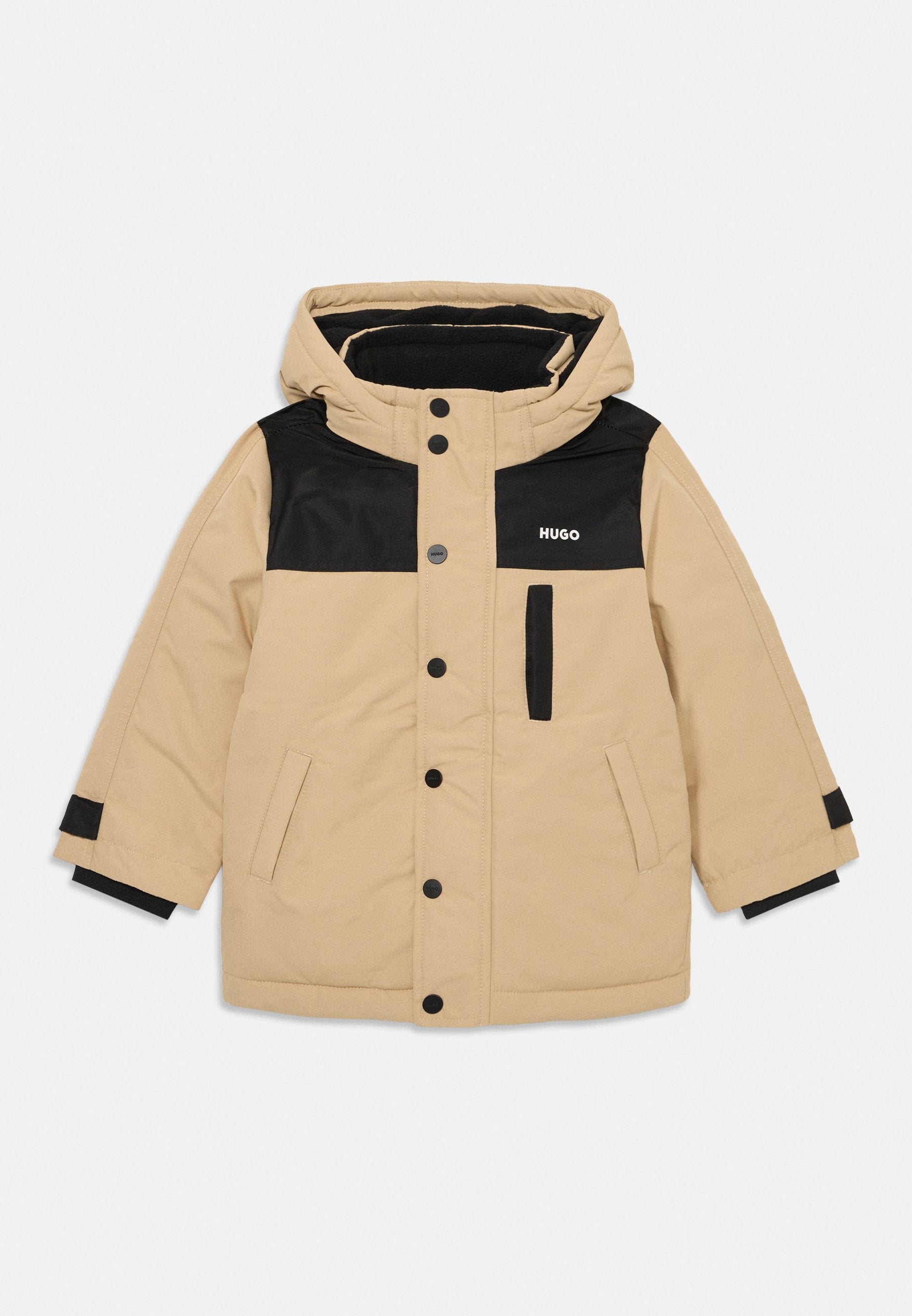Beige Daunenjacke mit einem schwarzen oberen Abschnitt, Kapuze und Druckknopfverschluss. Verfügt über seitliche Taschen und kontrastierende schwarze Bündchen.